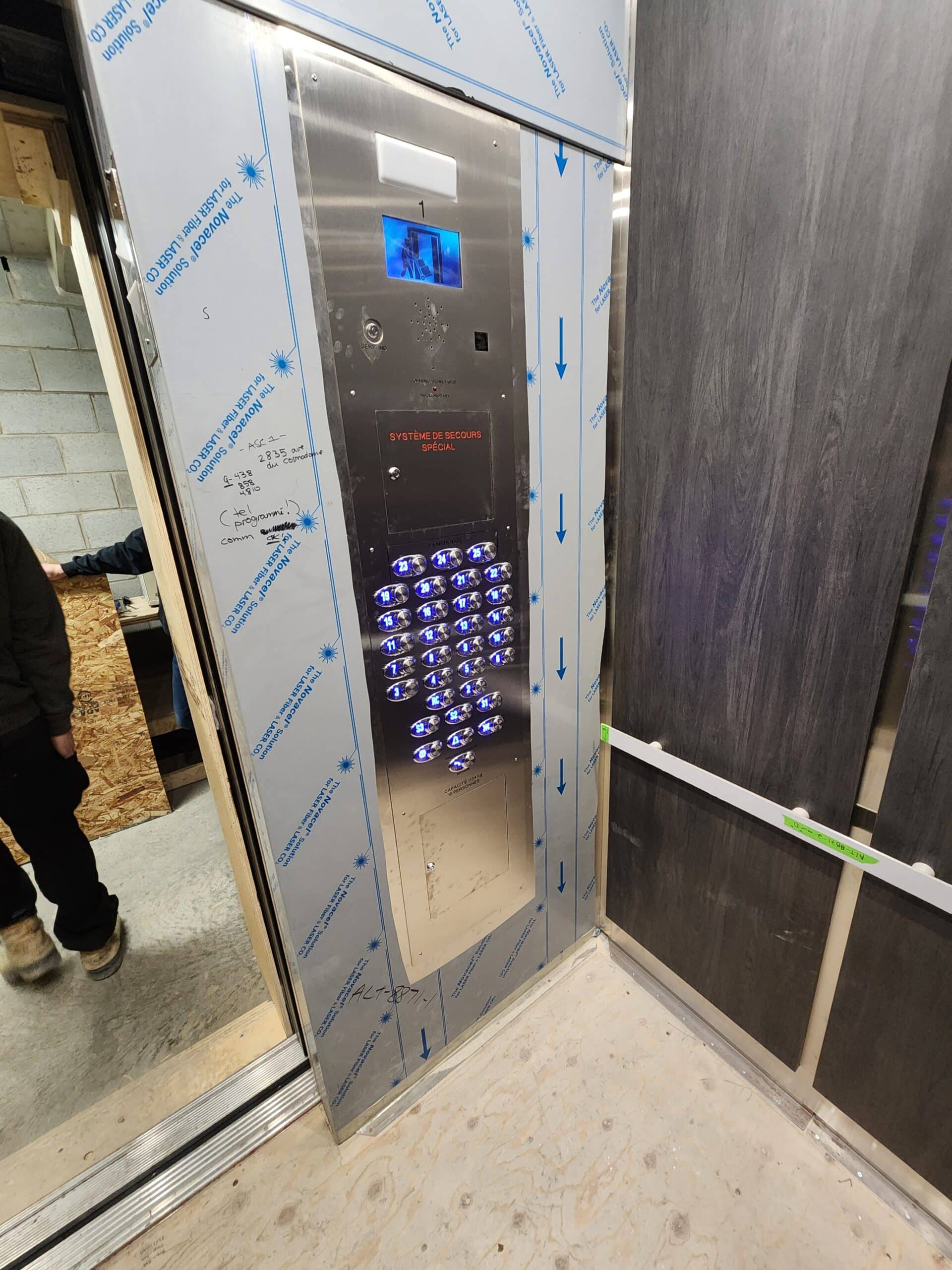 Intérieur d'un ascenseur résidentiel installé par Ascenseurs Matic à Montréal