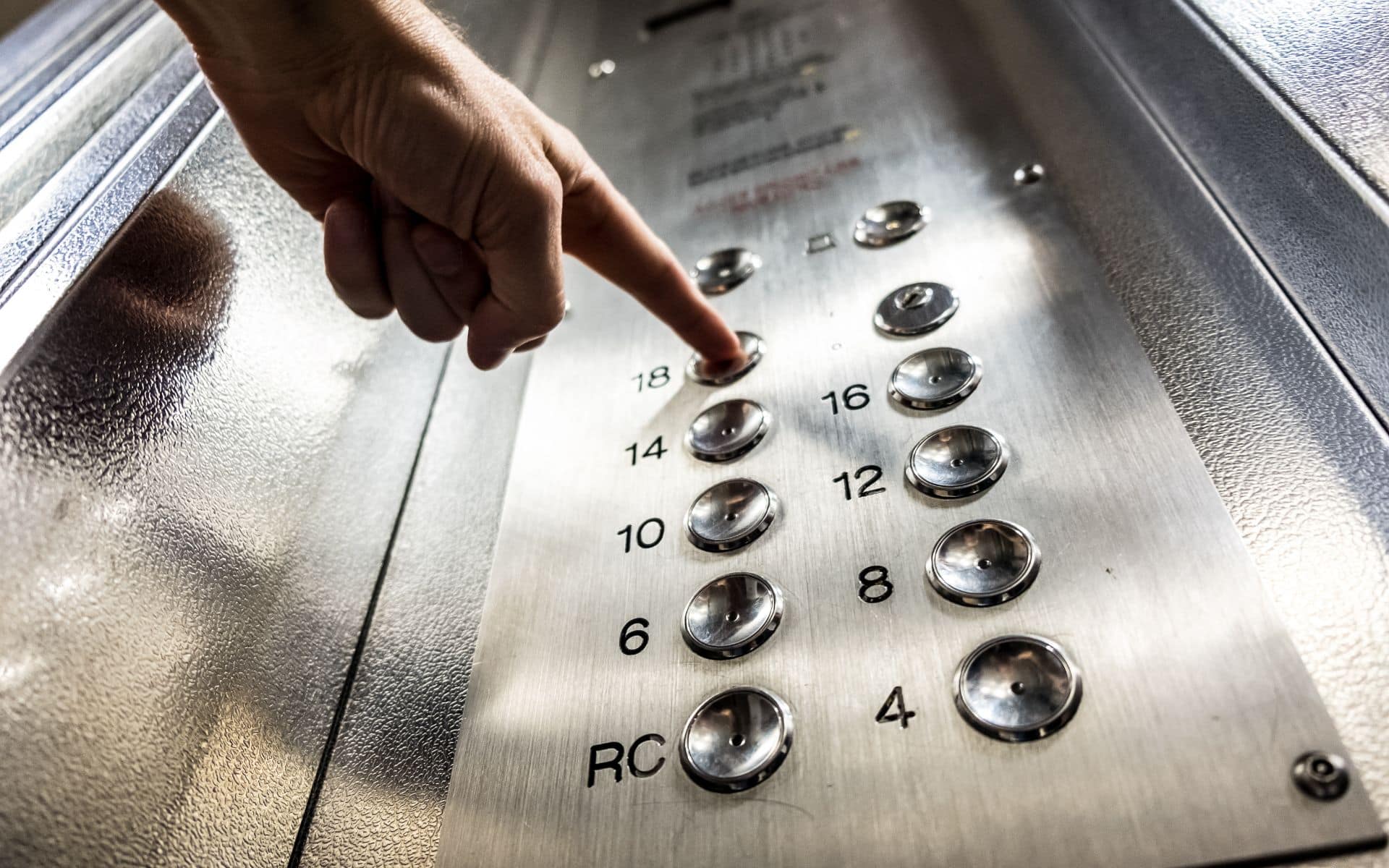 Technicien Ascenseurs Matic lors d'une intervention à Montréal