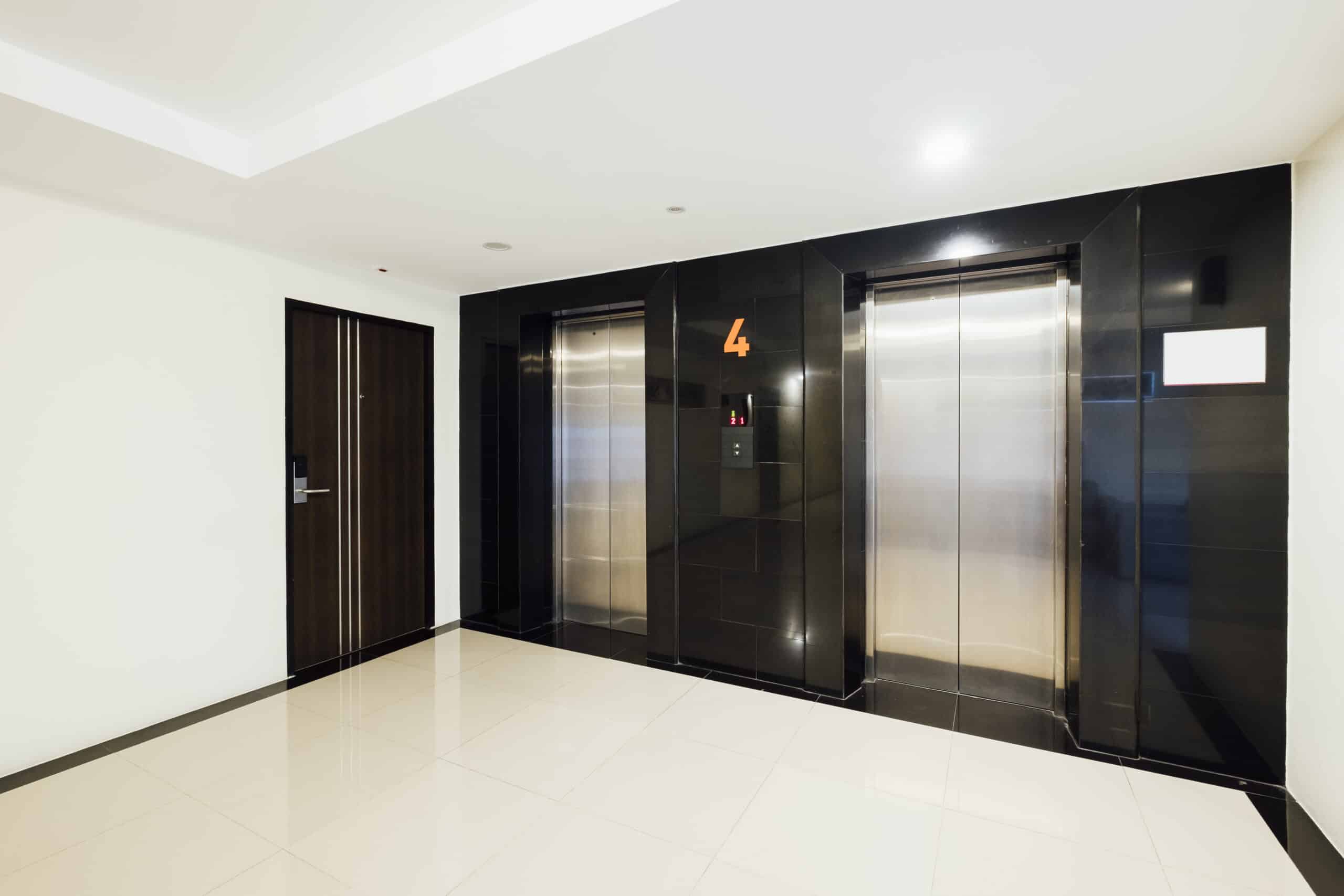 Ascenseur commercial dans un immeuble de bureaux à Montréal